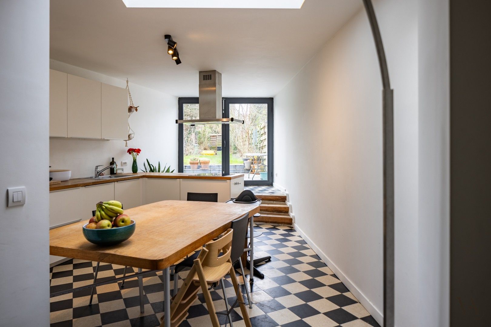 Gerenoveerde rijwoning met tuin in populaire buurt foto {{pictureIndex}}