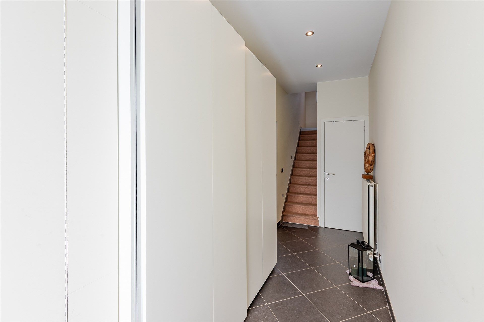 Uitstekend gerenoveerde woning met tuin en parkeerplaats foto 2