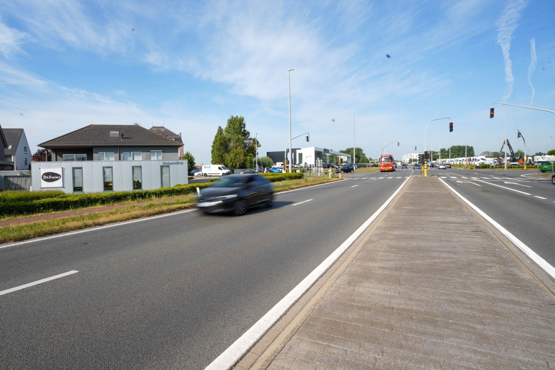 Handelspand met woning op uitzonderlijke locatie. foto {{pictureIndex}}