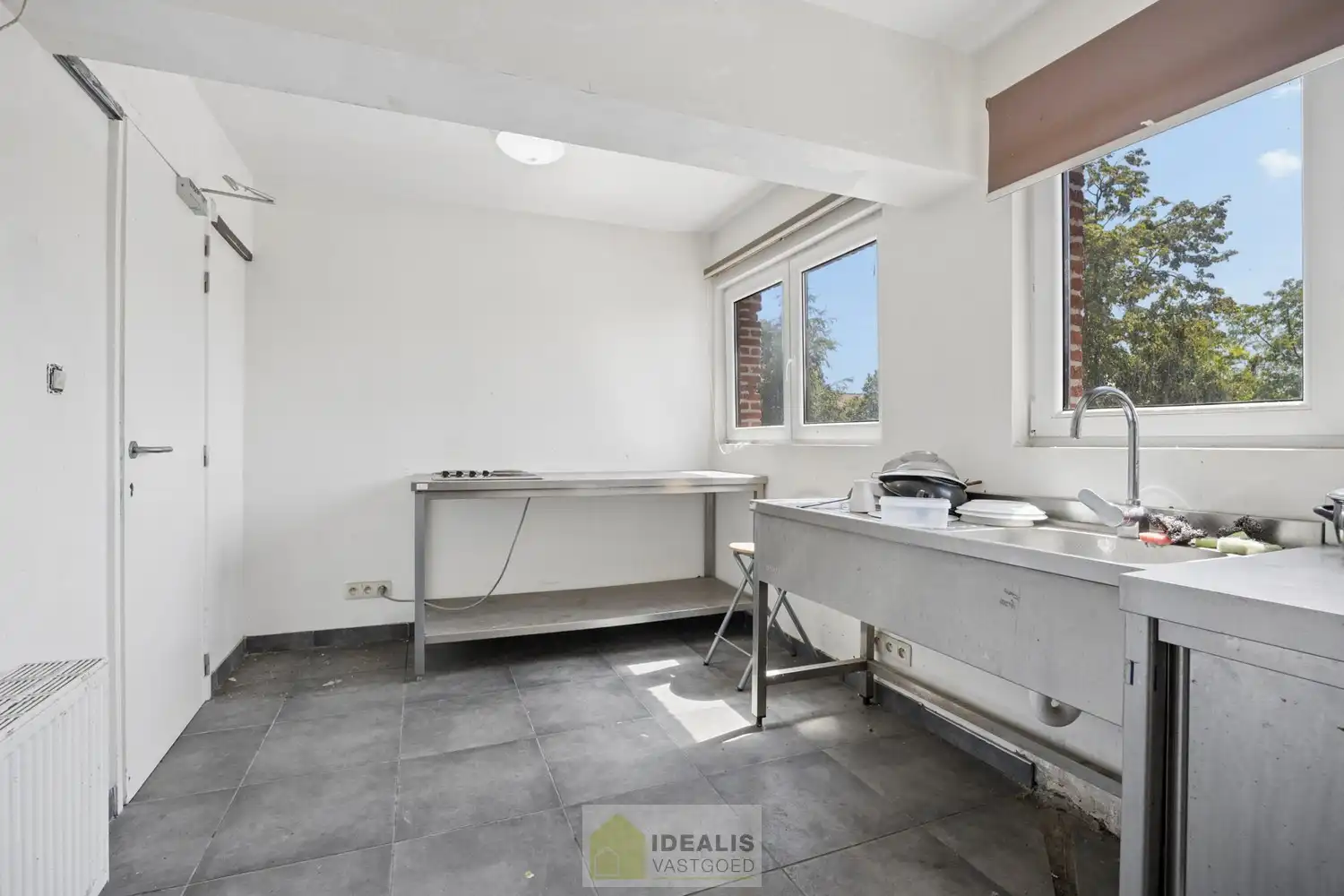 IDEALIS VASTGOED – OPBRENGSTEIGENDOM BESTAANDE UIT EEN HANDELSPAND MOMENTEEL INGERICHT ALS HORECAGELEGENHEID MET BOVENLIGGEND 8 WOONGELEGENHEDEN. DE WOONGELEGENHEDEN ZIJN VOORZIEN VAN EEN EIGEN DOUCHE EN TOILET. DAARNAAST IS ER EEN GEMEENSCHAPPELIJKE KEUKEN EN WASPLAATS. HET PAND IS IN 2018 GERENOVEERD. foto 22