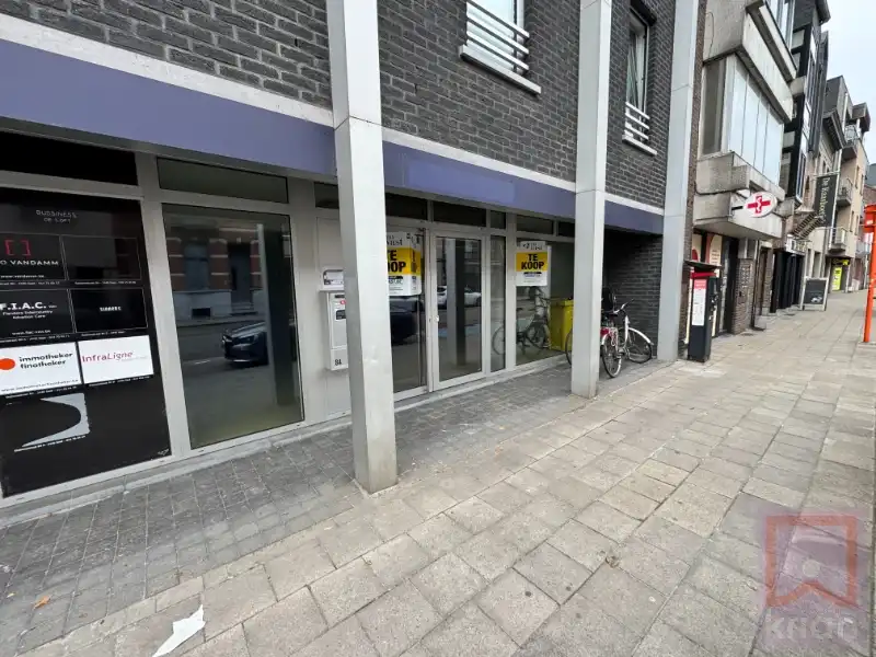Instapklaar gelijkvloers kantoor (±100m²) te koop in het centrum van Geel! foto {{pictureIndex}}