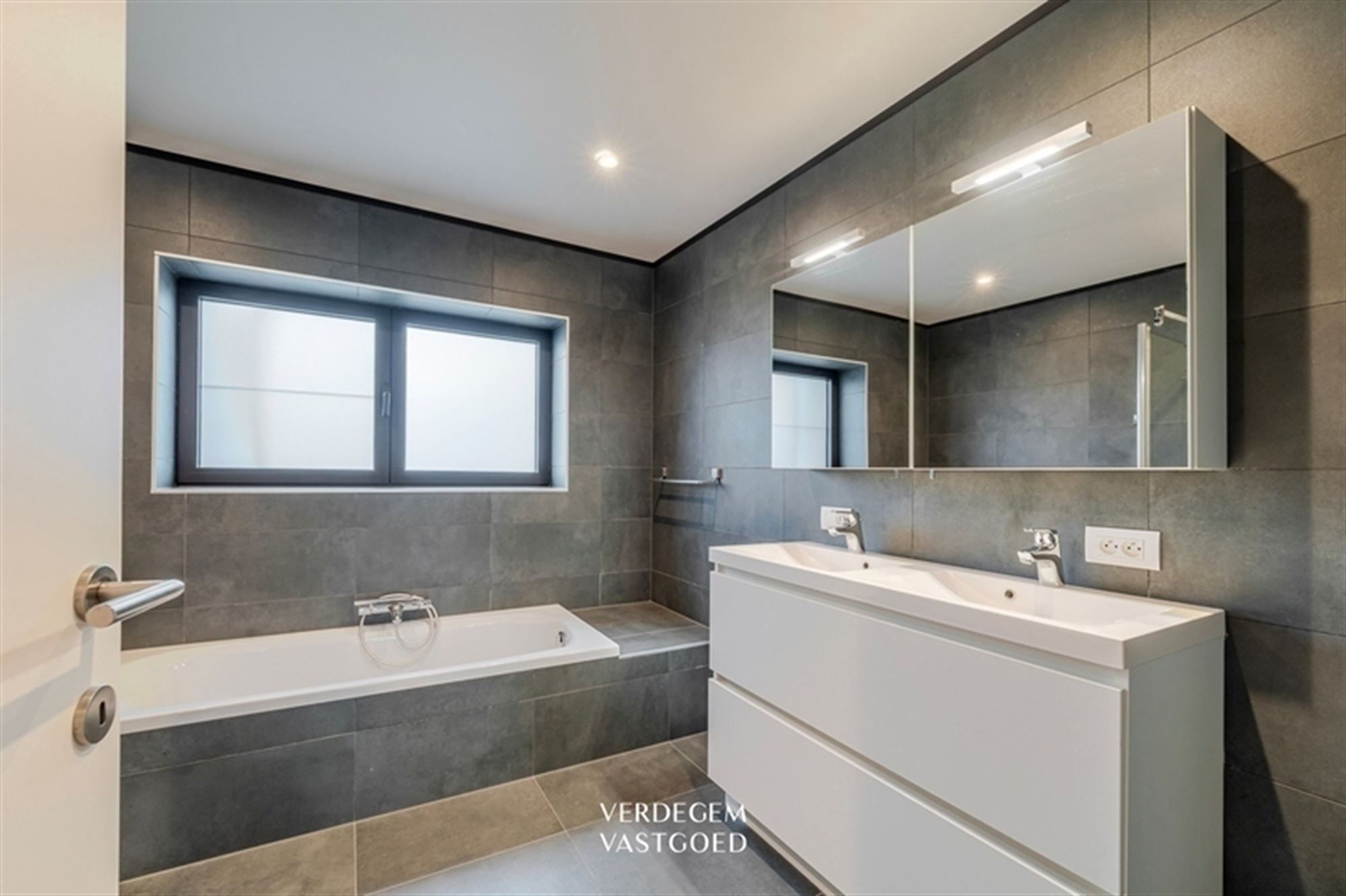 Moderne luxe en comfort in recente woning met 4 slaapkamers foto 14