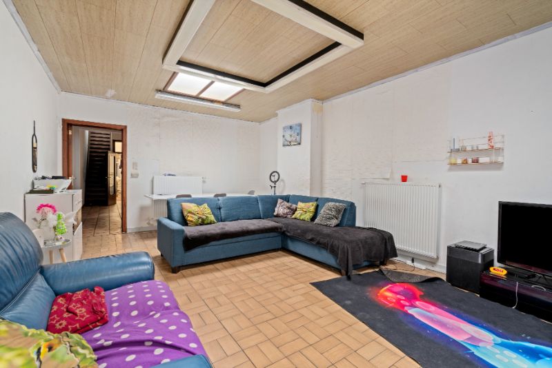 Ruime woning met handelsruimte/bureel vooraan foto 7