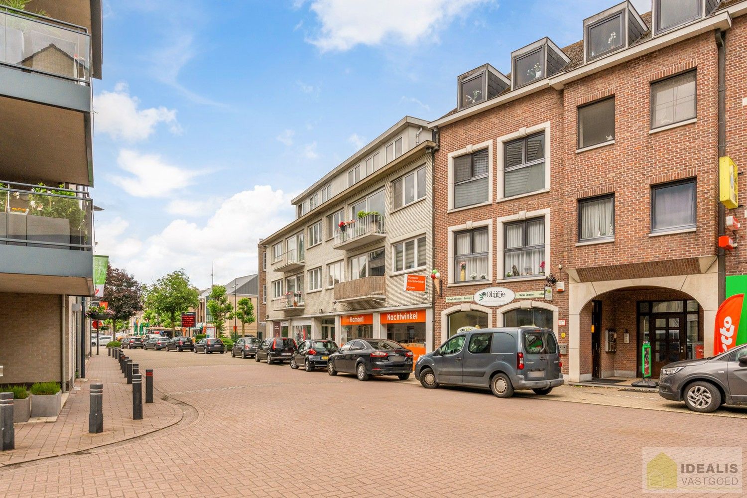 IDEALIS VASTGOED - APPARTEMENT PAL IN  HET CENTRUM VAN HAMONT! Dit appartement omvat 60m² netto bewoonbare oppervlakte en is voorzien van een lichtrijke woonkamer met aansluitend een uitgeruste keuken, nachthal, badkamer, slaapkamer en berging!! Zeer geschikt voor kandidaten op zoek naar een instapklaar appartement in het stadscentrum van Hamont! foto 2