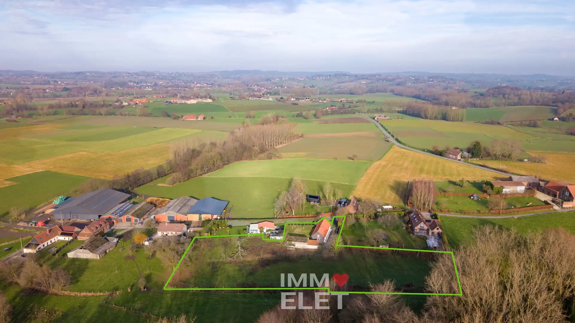 Hoofdfoto van de publicatie: Maison magnifiquement située avec dépendance et terrain - 4.984 m²