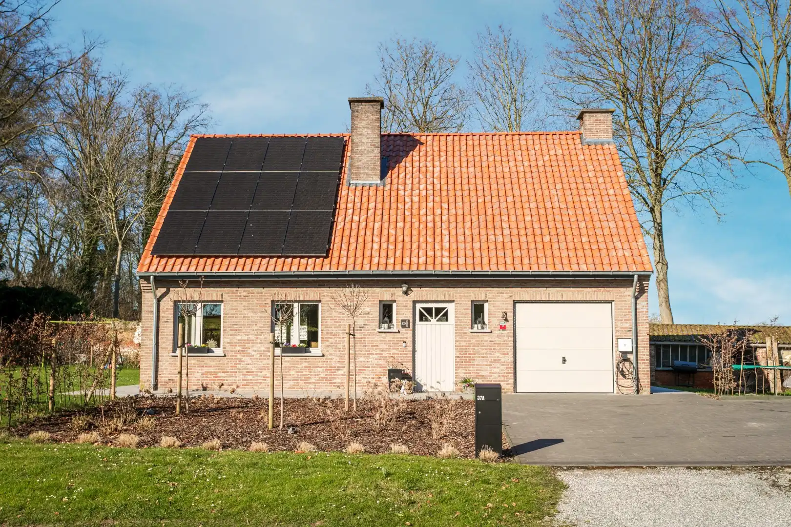 Vrijstaande woning met 4 slpks, zuidgerichte tuin en garage foto 2