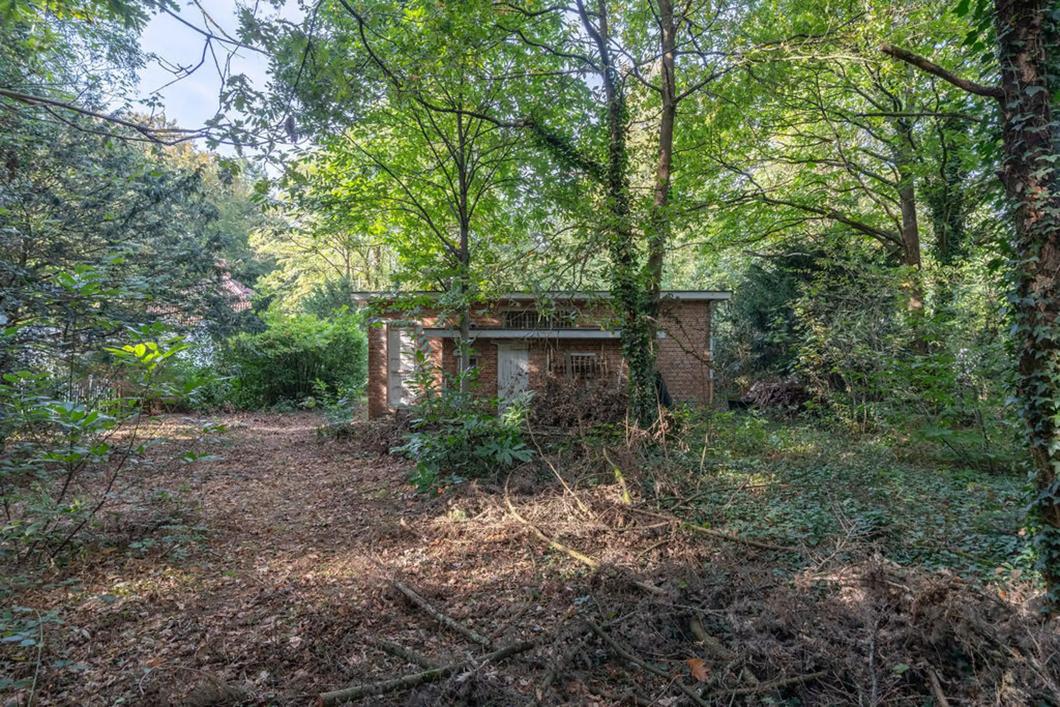 Bouwgrond / grondig te renoveren woning op 7.106m² grond. foto {{pictureIndex}}