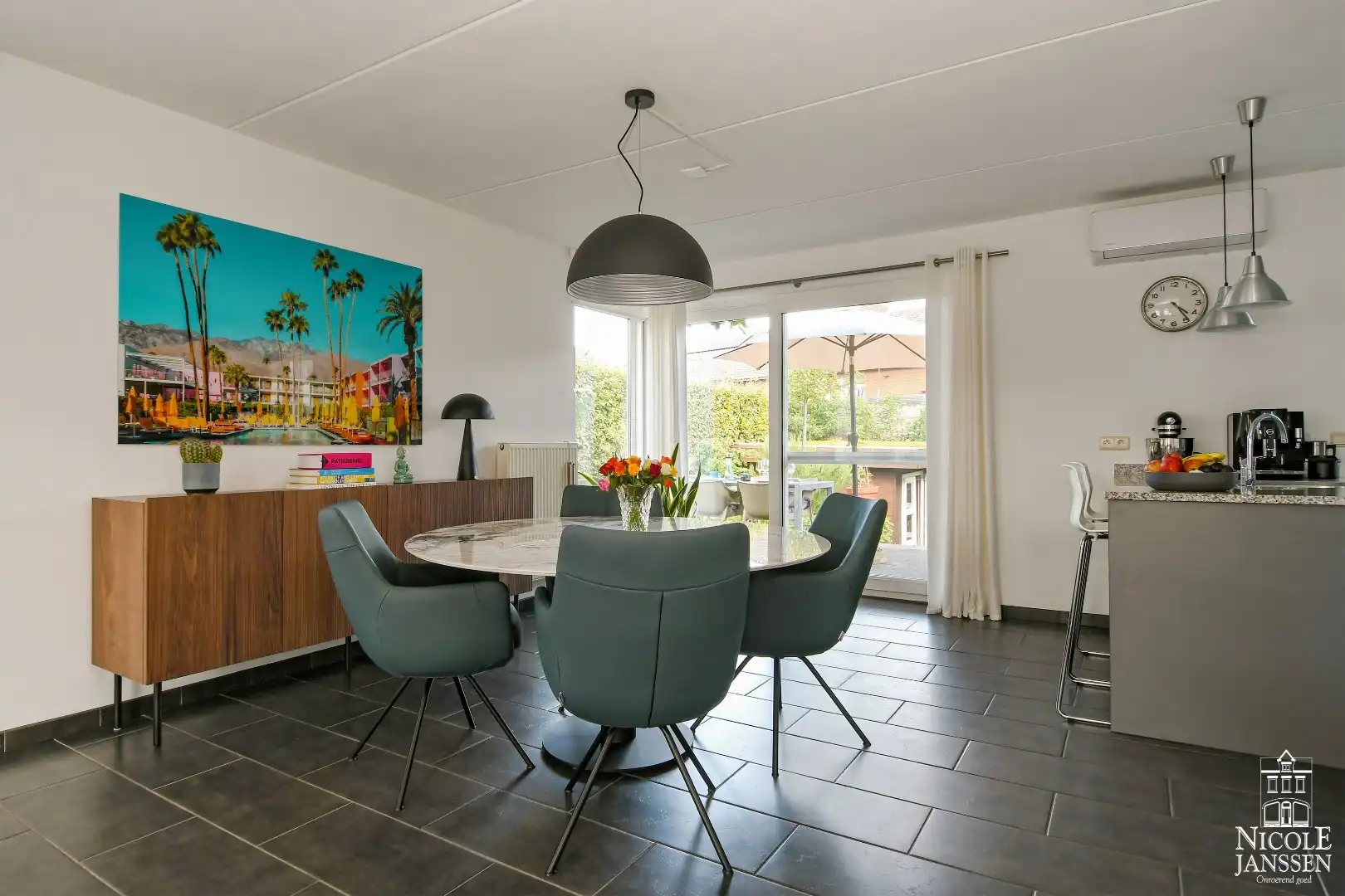 Instapklaar en ruim ingedeeld woonhuis met tuin foto 9