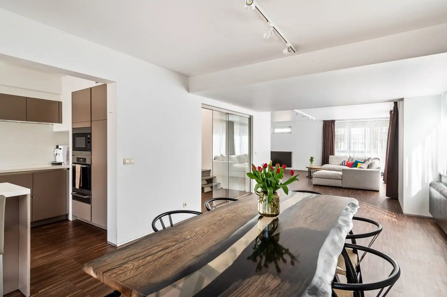 Halfopen huis met 4 slaapkamers, tuin en garage foto 5