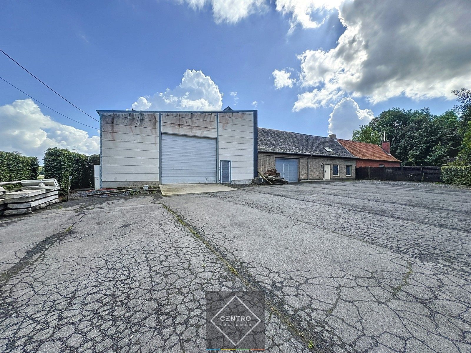 Magazijnen (± 660m²) mét uitbreidingsmogelijkheden, woning en bijgebouw op een prachtig perceel van 5.657m² ! foto 3