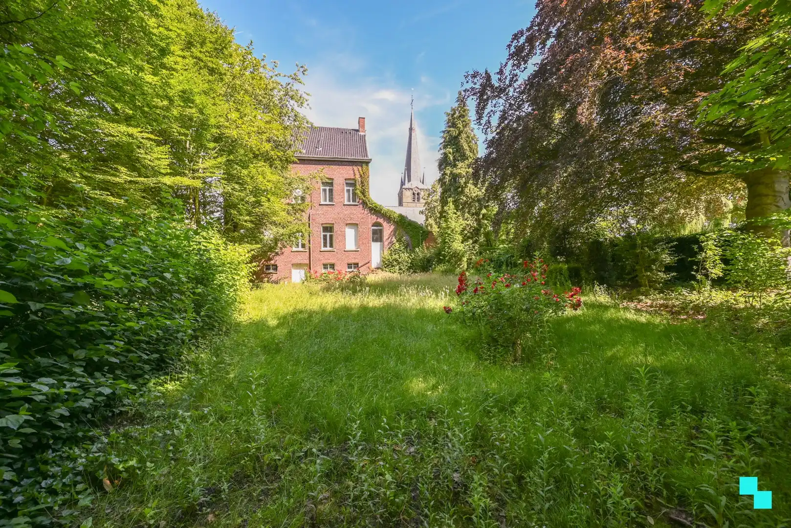 Karaktervolle voormalige pastorie met vier slaapkamers gelegen op een perceel van 1.605 m² foto 3