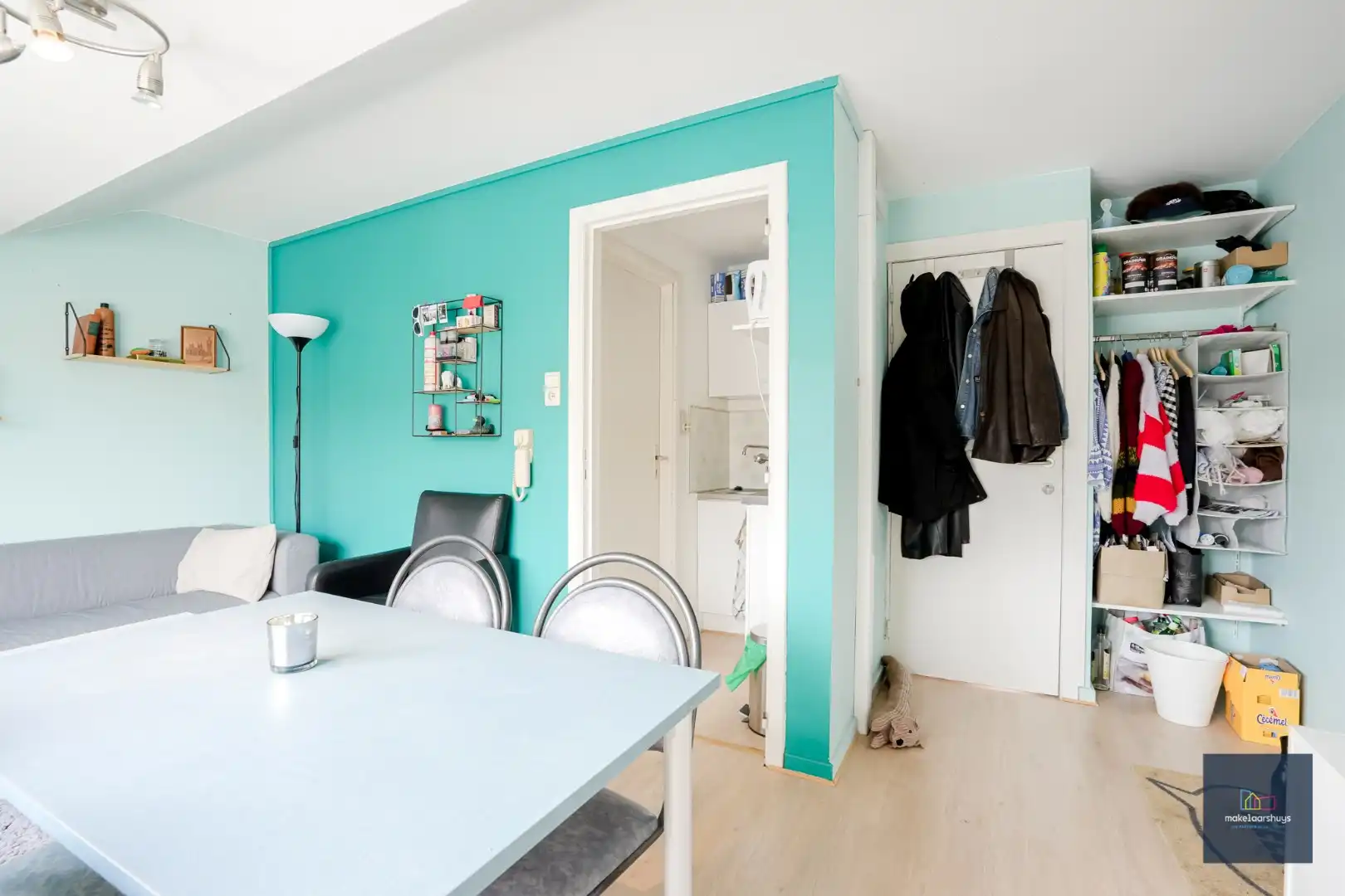Ruime studio met afzonderlijke slaapplaats.  foto 3