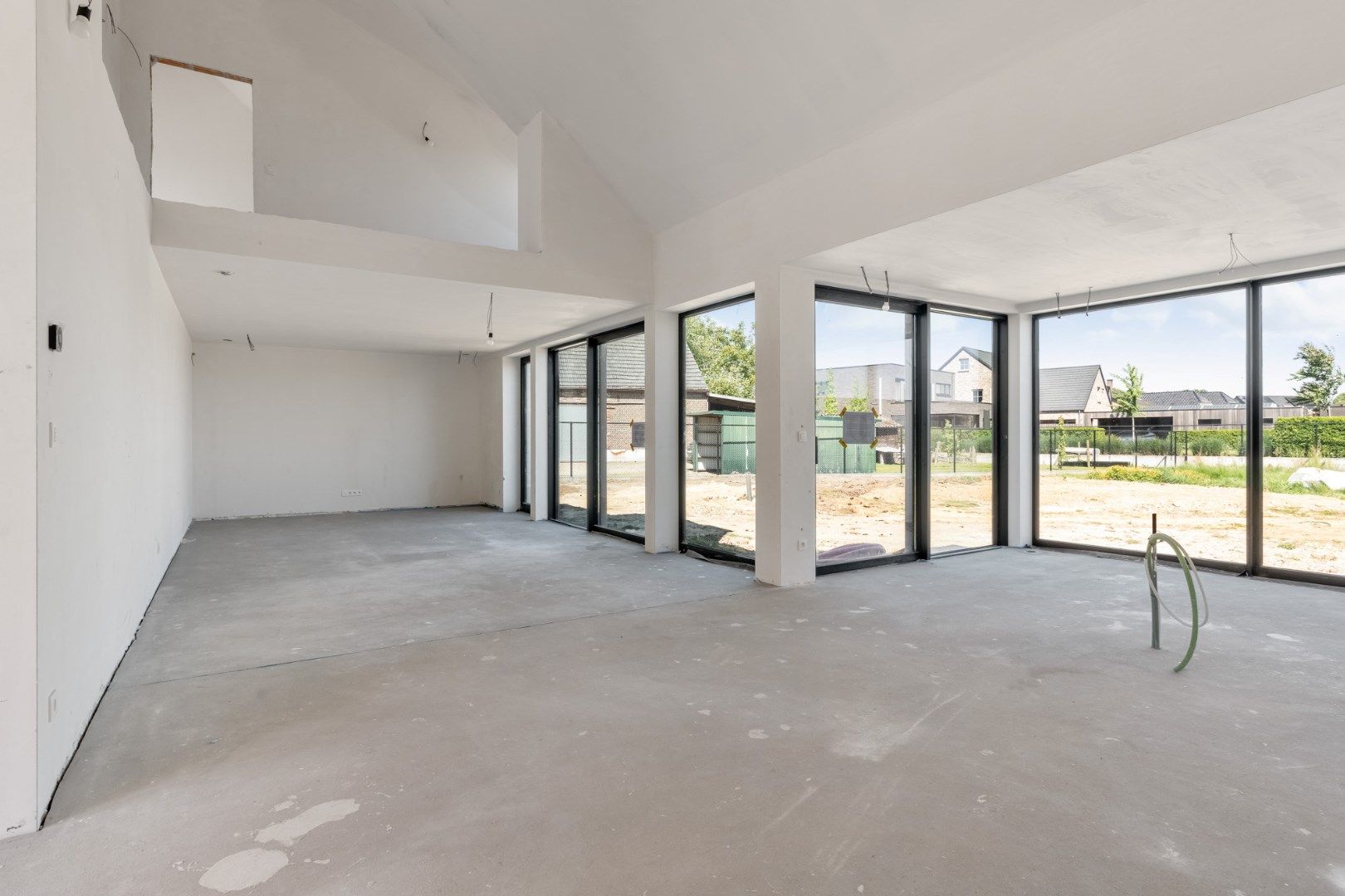 Exclusieve halfvrijstaande woning te koop na transformatie van bestaande hoeve naar 2 casco+ BEN-woningen!  foto 8
