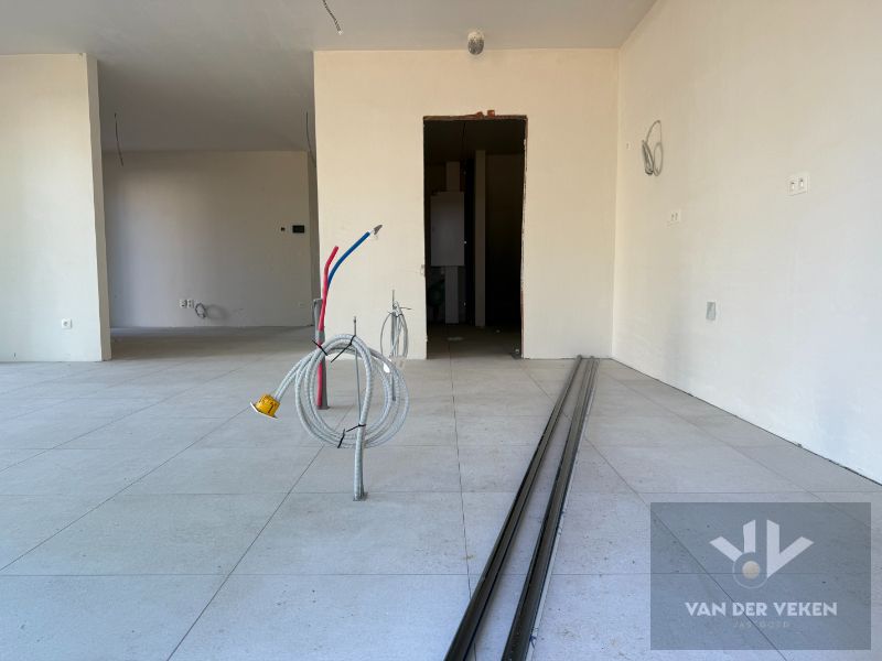 Ruime en volledig afgewerkte half open BEN-woning met 4 slaapkamers te bewonderen in het gezellige Kermt. foto 5