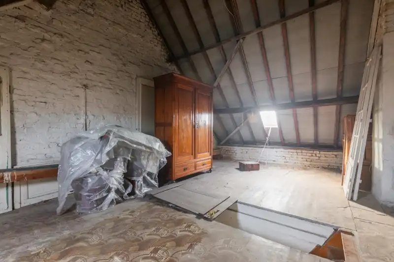 Te renoveren, centraal gelegen woning met 2 slaapkamers (4 mogelijk), tuin en oprit. foto 7