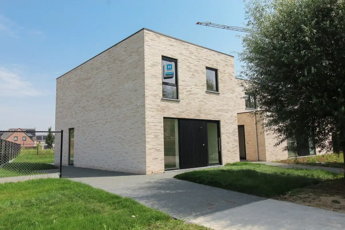 Volledig afgewerkte halfopen nieuwbouwwoning foto {{pictureIndex}}