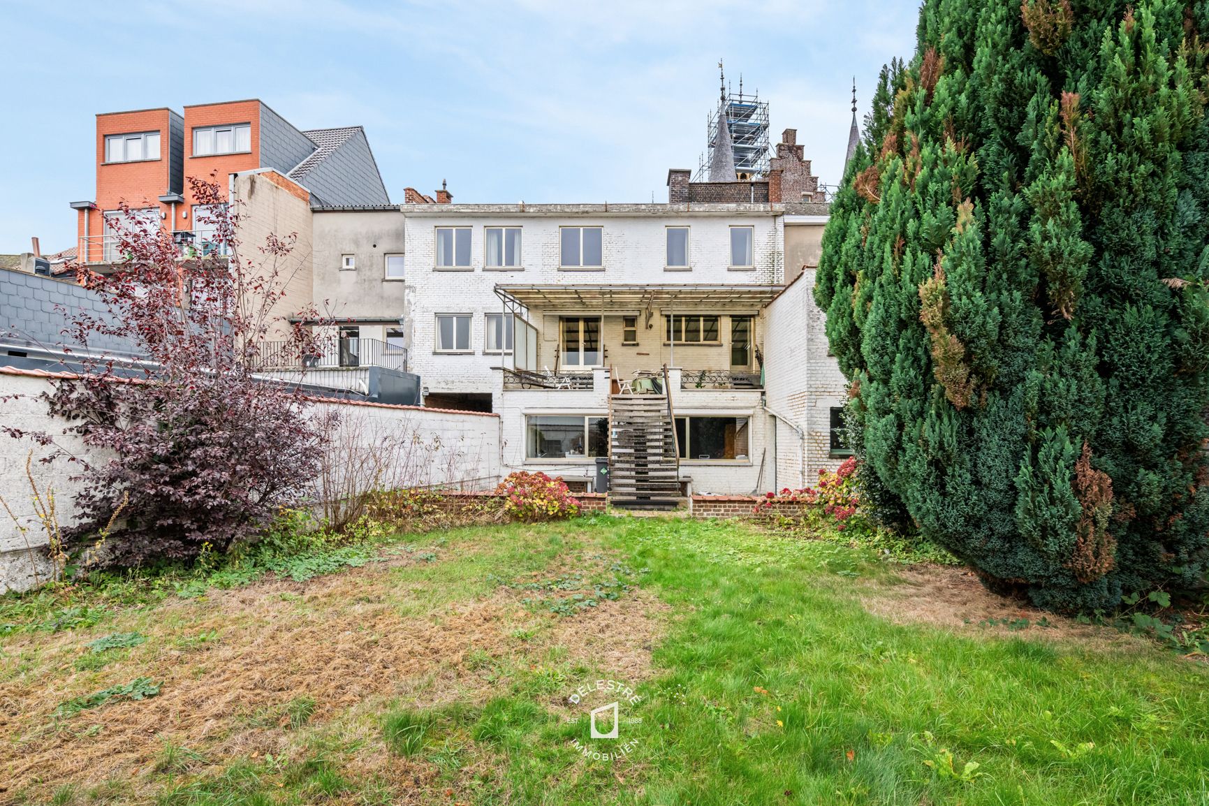 ERG RUIME MULTIFUNCTIONELE EIGENDOM MET 3 GARAGES  foto 4