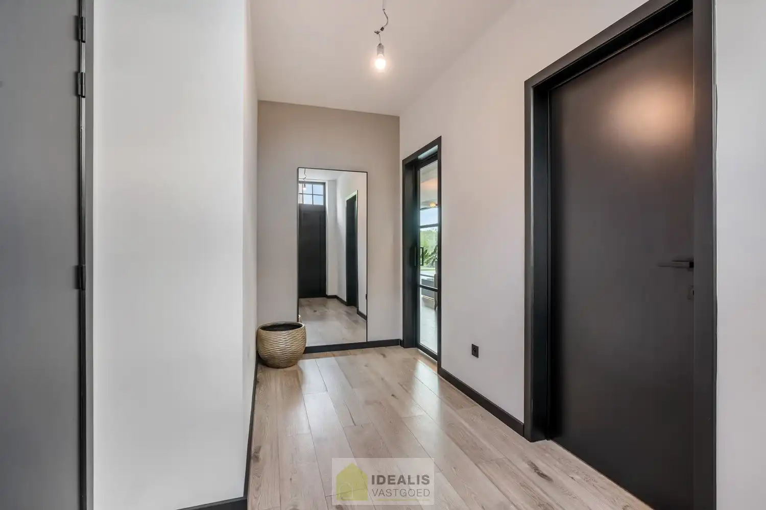 EEN BIJZONDER RIANTE WONING VAN MAAR LIEFST 302M² WOONOPPERVLAKTE OP EEN KNAP PERCEEL VAN 5A 90CA. foto 8