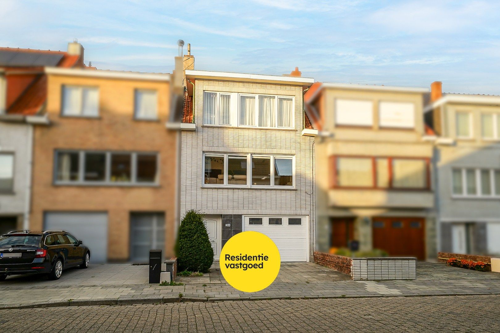 Ruime bel-étagewoning met 3 slaapkamers en garage te Oostende foto {{pictureIndex}}