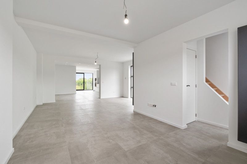 Totaal gerenoveerde woning, gelegen op 7are in een zeer rustige straat foto 5
