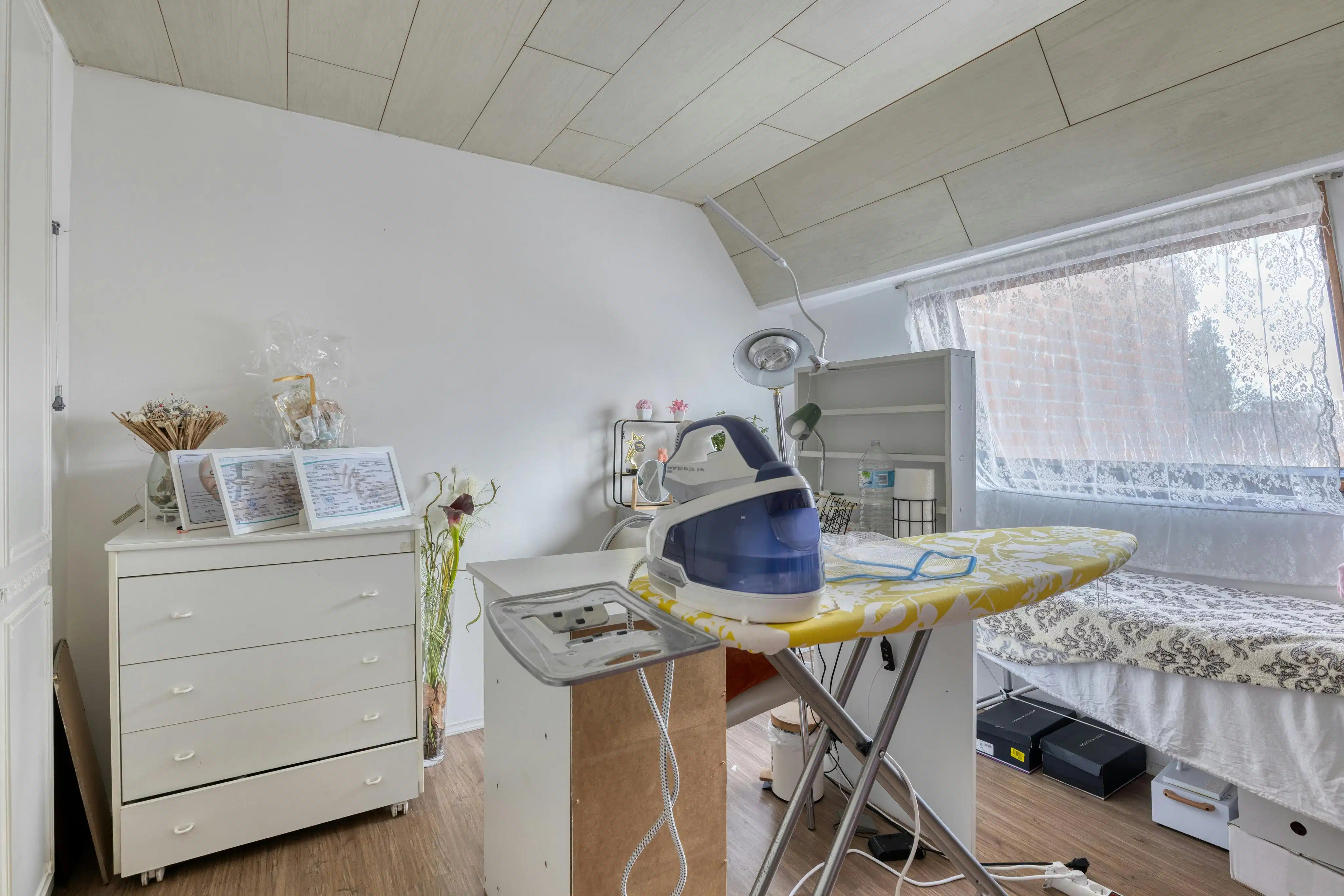 Ruime rijwoning met tuin en garage nabij centrum Izegem. foto 18