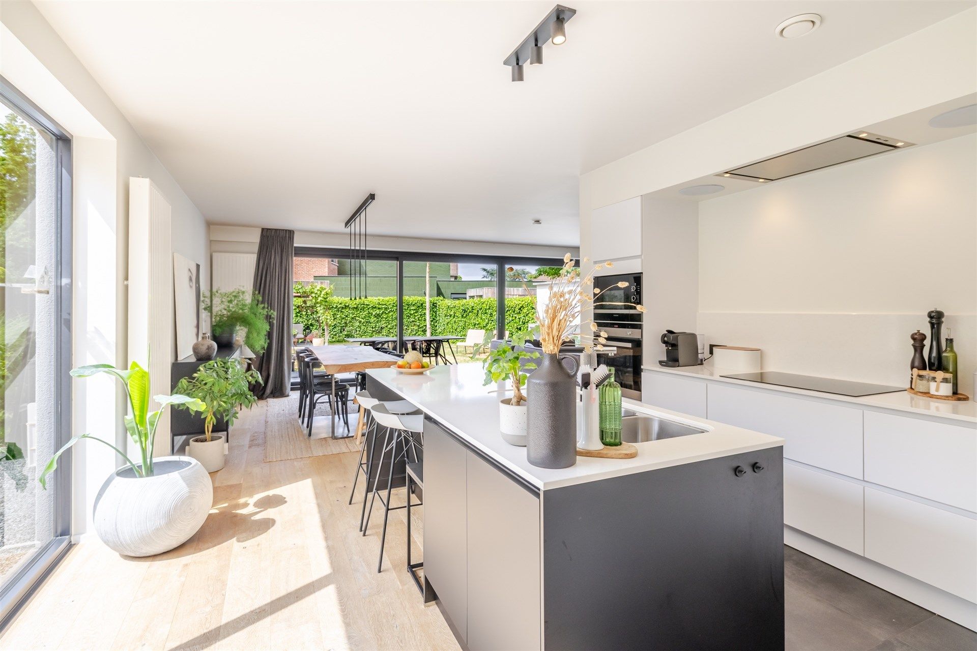 Subliem afgewerkte woning met tuin op topligging foto 3