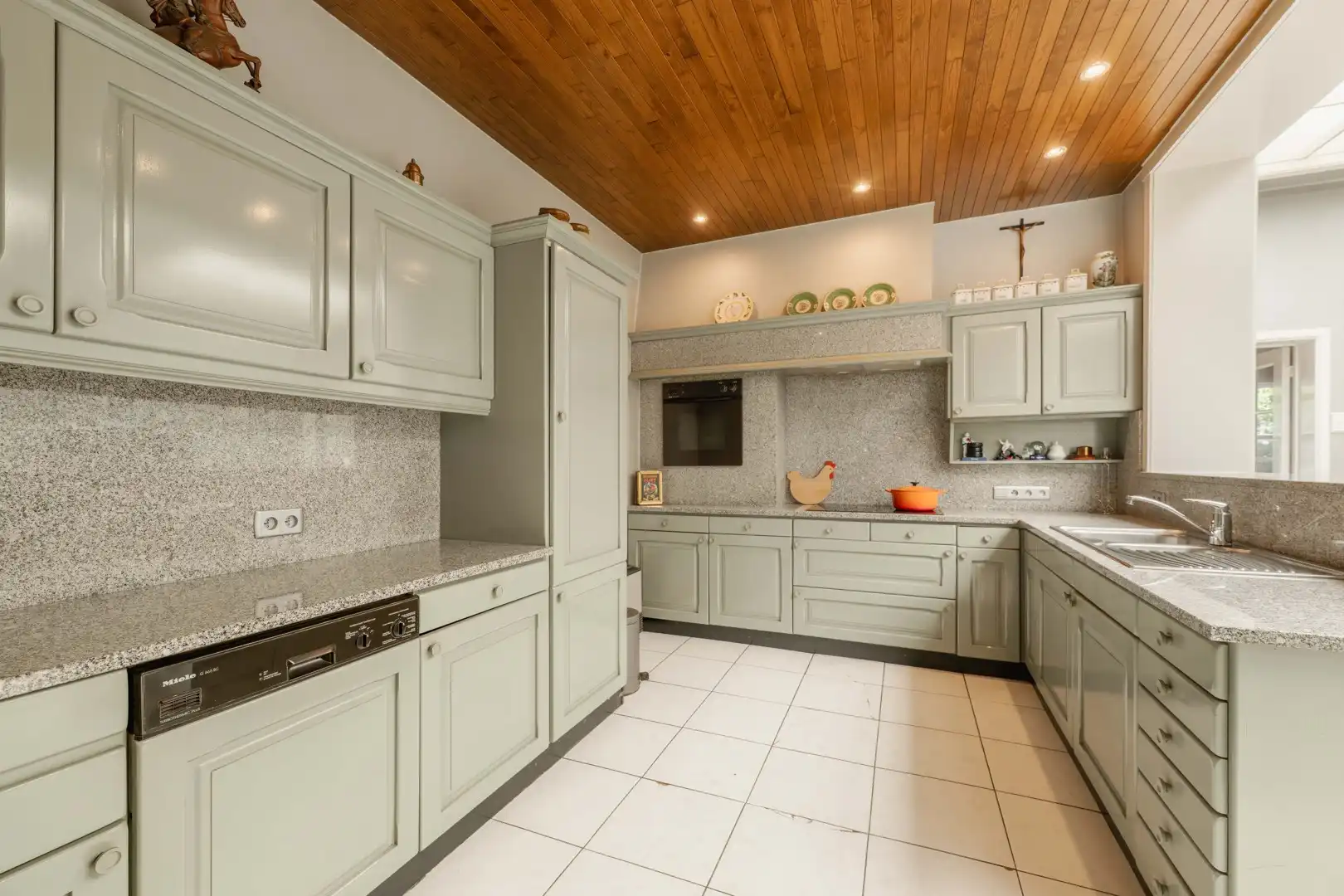 Uniek eigendom met karaktervolle woning en ruime loods op uitstekende ligging in Pittem! foto 11