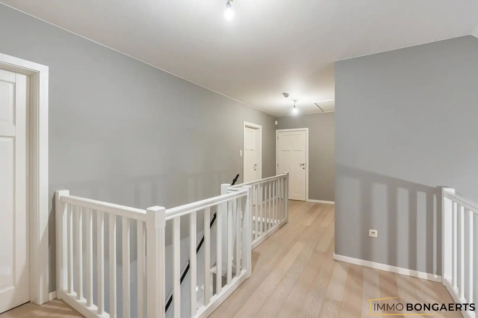 Prachtig afgewerkte woning met praktijkruimte foto 17