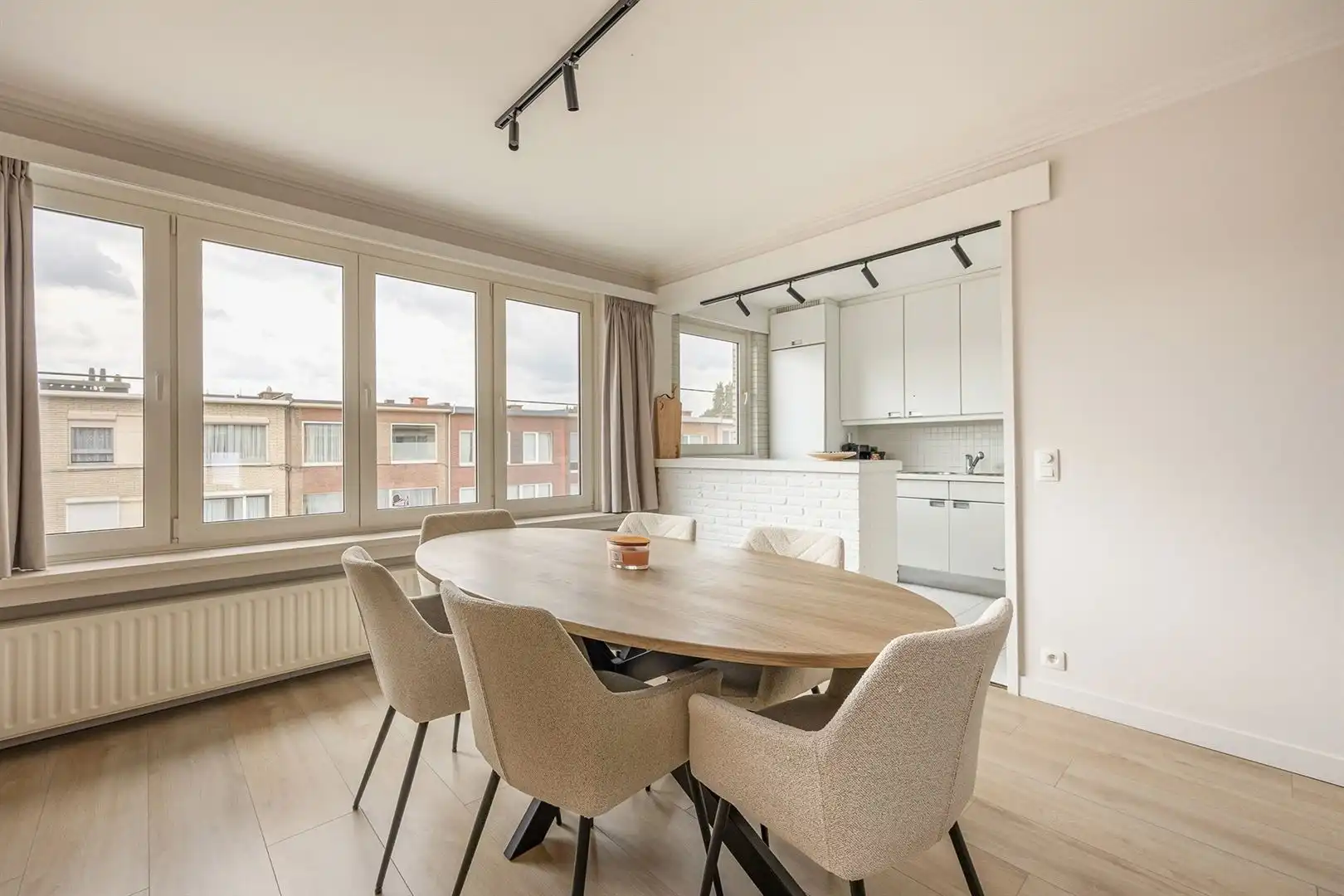 Hedendaags 2-slaapkamerappartement met tuin, garage en praktijkruimte  foto 4