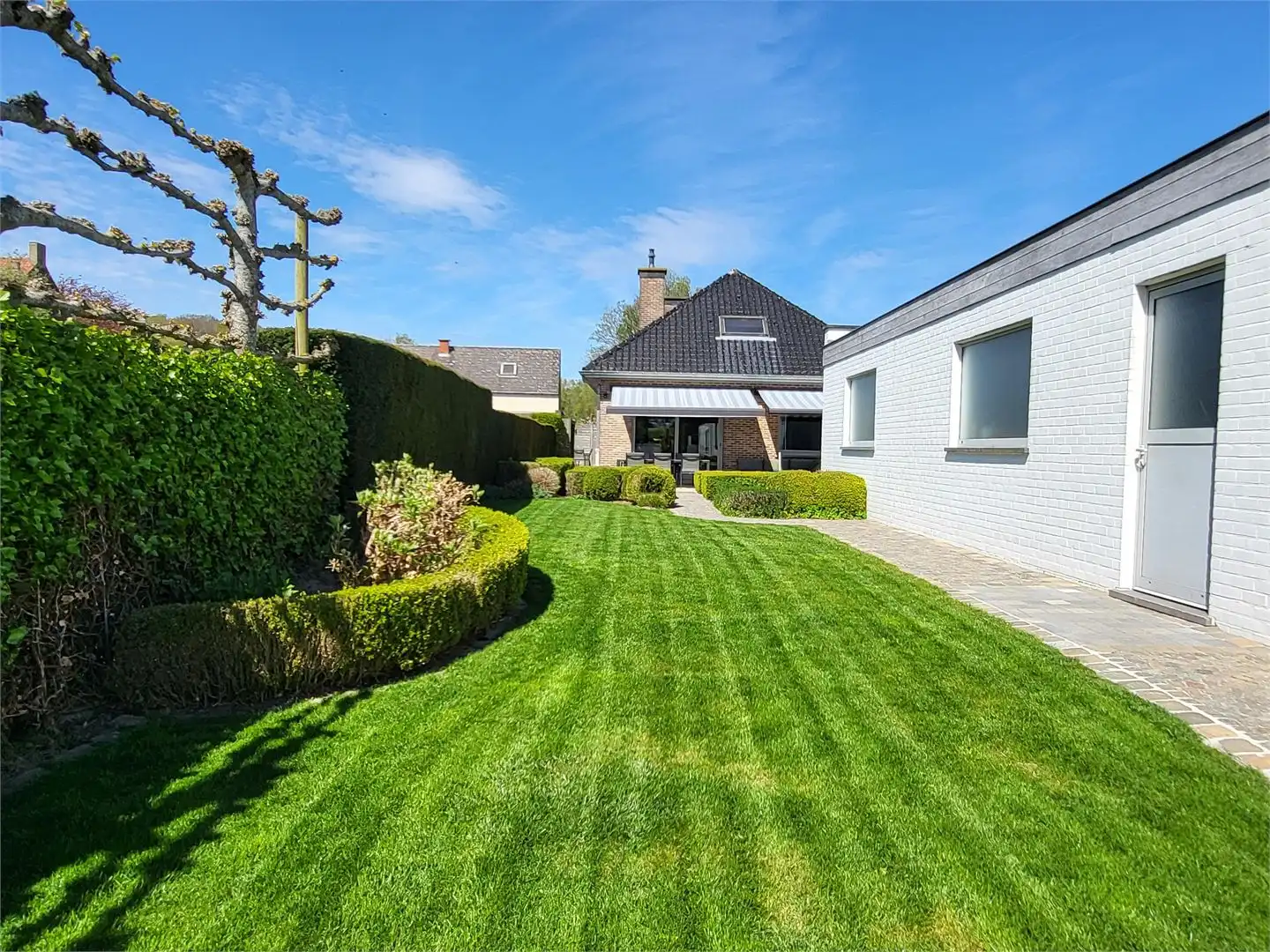 Deze ruime en uitstekend onderhouden villa-bungalow op een perceel van 1.264 m² combineert comfort, functionaliteit en een aangename woonbeleving met een zuidgericht terras en een prachtig aangelegde tuin met zwembad en badhuis. foto 9