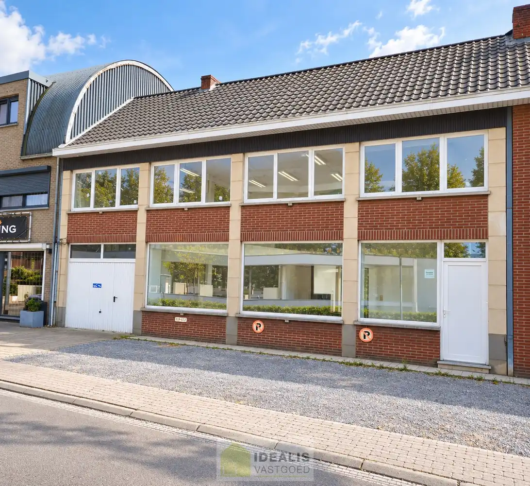 IDEALIS VASTGOED - HANDELSRUIMTE OP EEN ZEER GUNSTIGE COMMERCIËLE ZICHTLOCATIE IN HET CENTRUM VAN BERINGEN! Deze handelsruimte van + - 158m² is gelegen langs de Scheigoorstraat  in het centrum van Beringen waardoor het een toplocatie is. Bovendien is er ruim voldoende privatieve parkeergelegenheid voor de handelsruimte. Gemakkelijk te bereiken te voet, per auto én openbaar vervoer en gelegen op een absolute zichtlocatie! foto 3
