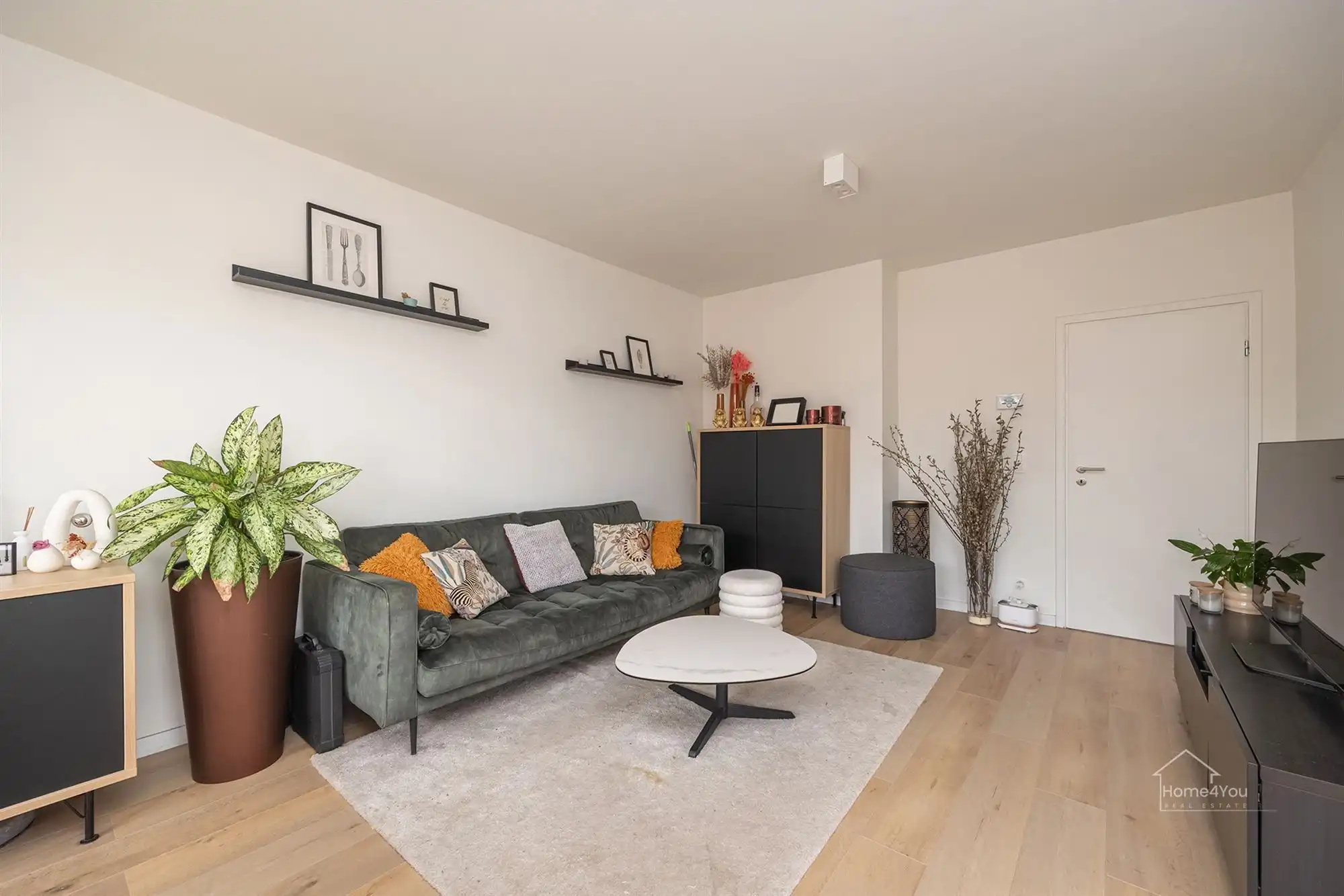 Ruim en lichtrijk appartement met terras + autostaanplaats foto 3