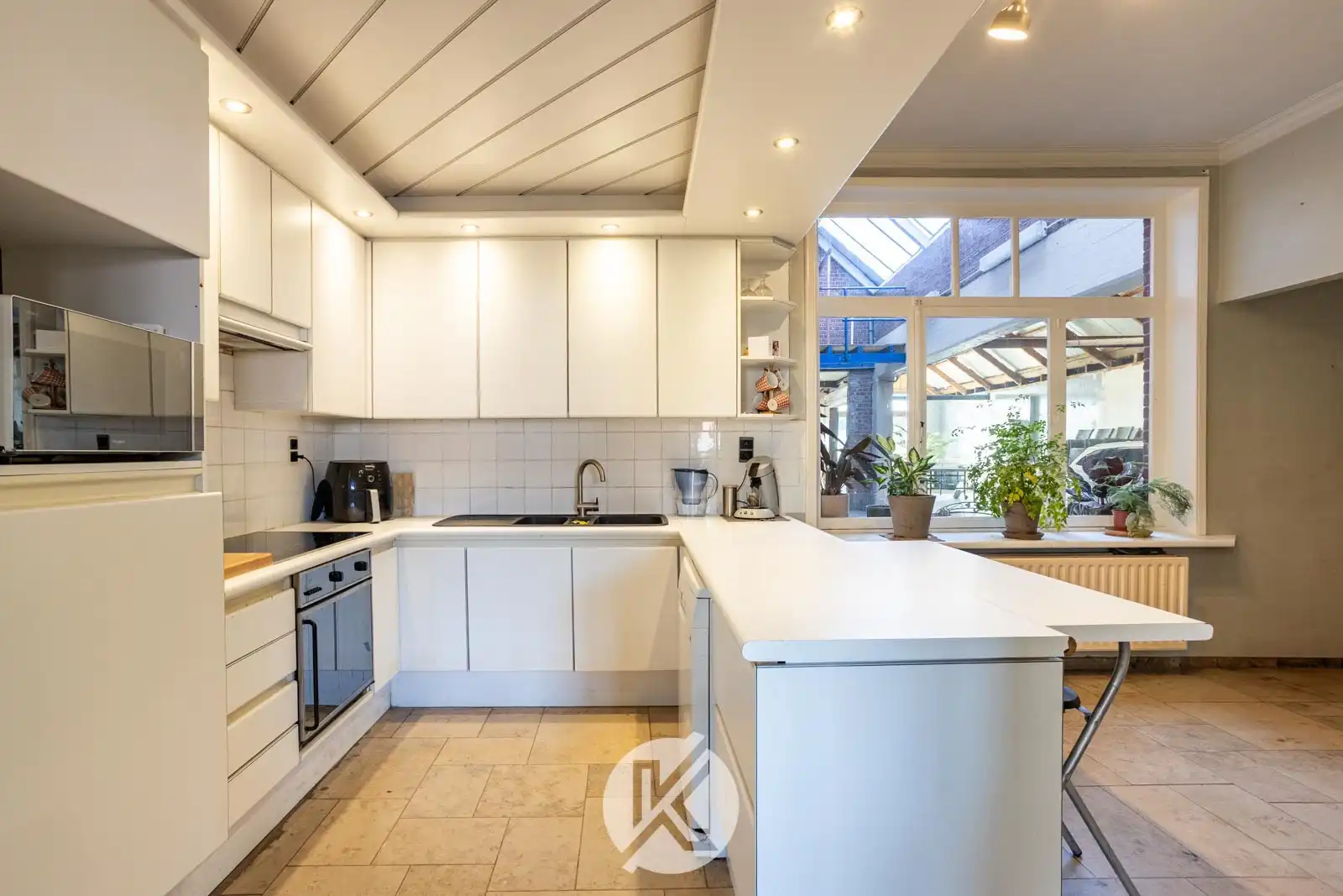 Ruime woning met polyvalente bijgebouwen foto 4