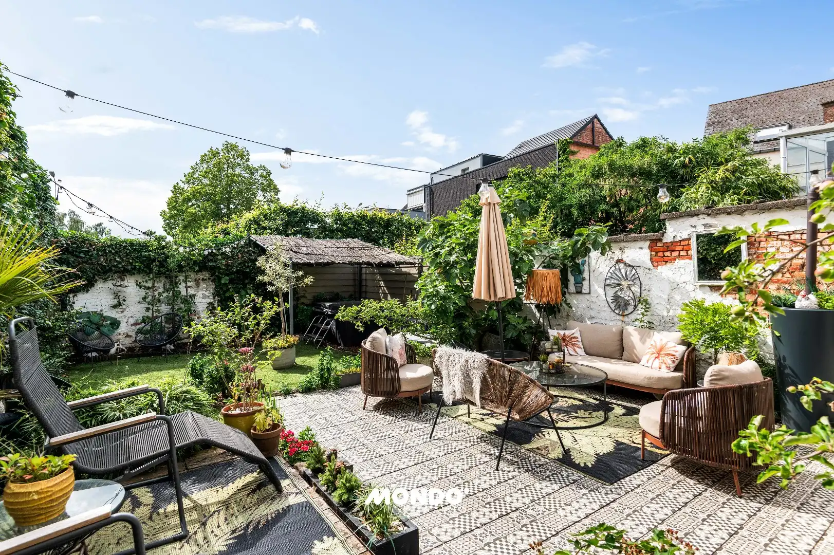 Ruime handelswoning met 2 handelsruimtes, 4 slaapkamers, garage, terras en zonnige tuin. foto 3