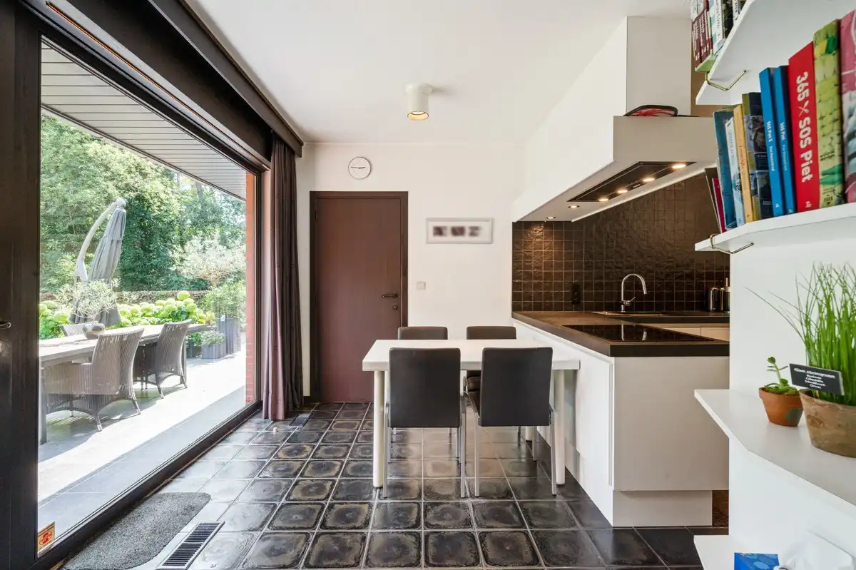 Ruime gezinswoning op 1135 m² met mogelijkheid tot 5 slaapkamers vlakbij het centrum van Zoersel. foto 9