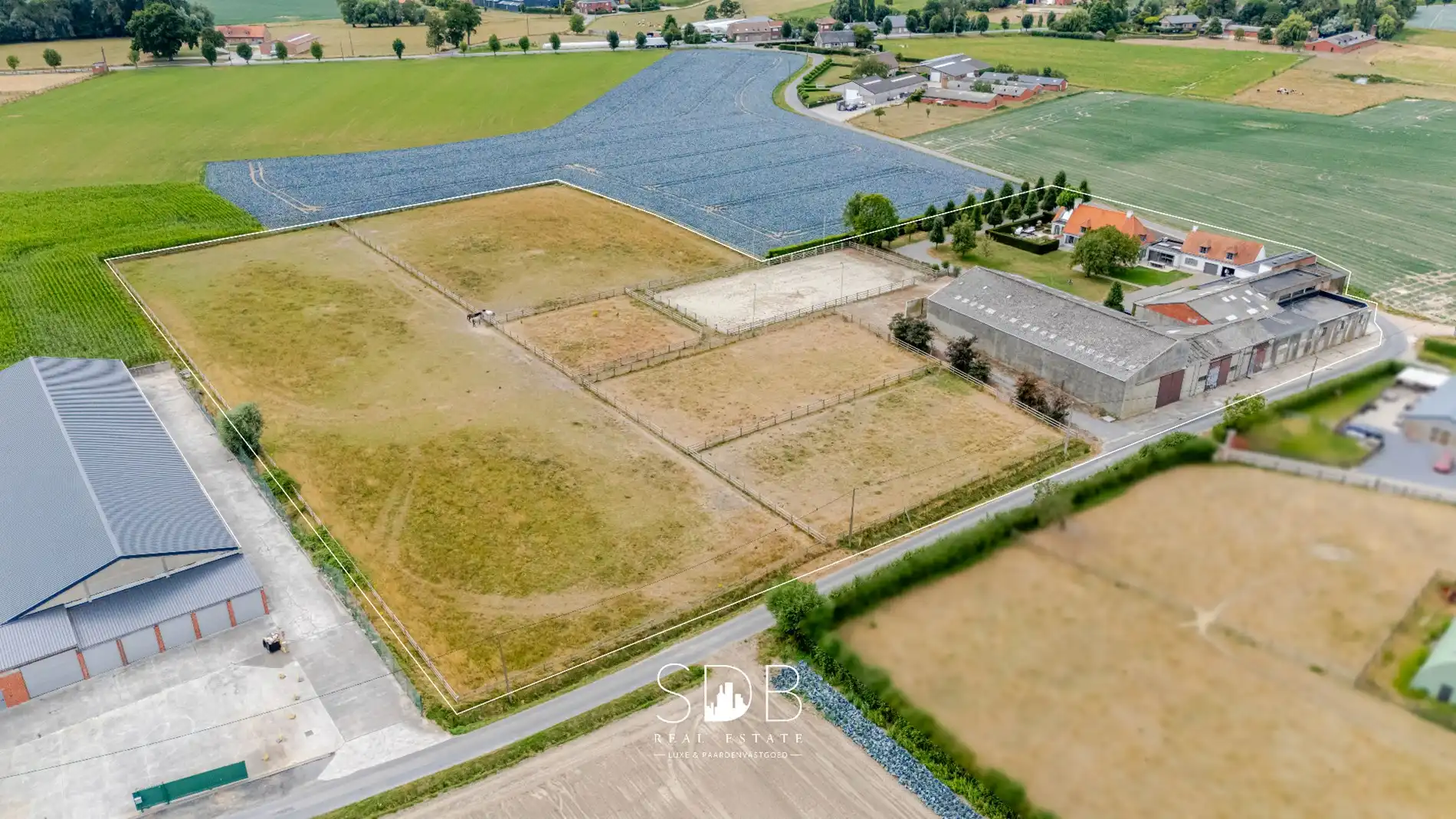 Landelijke villa met bijgebouwen en graslanden op 23.740m² foto 43