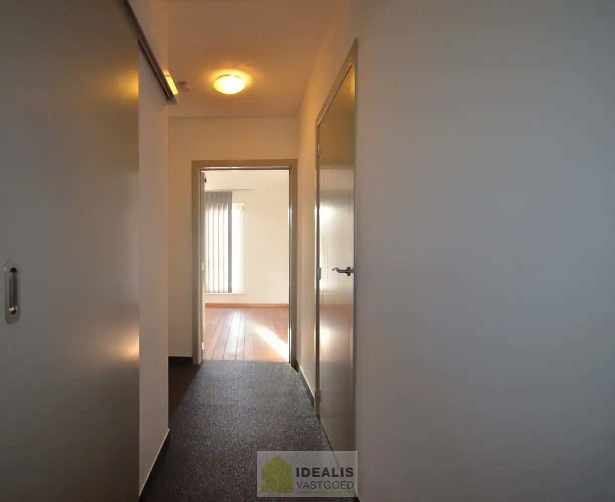 IDEALIS VASTGOED  - Ruim en aangenaam gerenoveerd appartement pal in het centrum van Berbroek (Herk-de-Stad)! Het appartement is gelegen middenin in het centrum, op wandelafstand van scholen, supermarkten, horeca en sportcentra. Het appartement biedt verder een fijne leefruimte met open keuken, 2 rustige slaapkamers, een prettige badkamer en een terras. Tevens kan men gemakkelijk parkeren in een afzonderlijke garagebox. foto 7