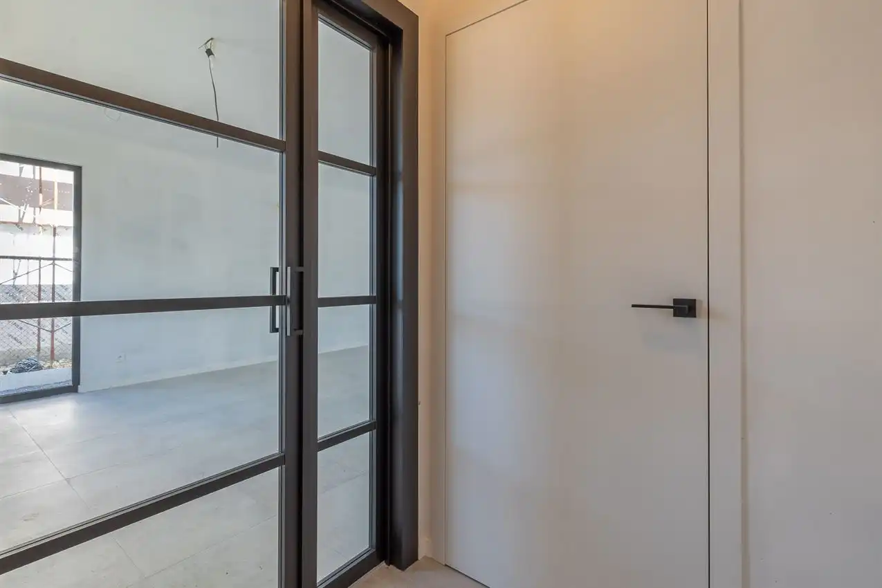 Kwalitatief afgewerkte nieuwbouwwoning met 3 slk. foto 3