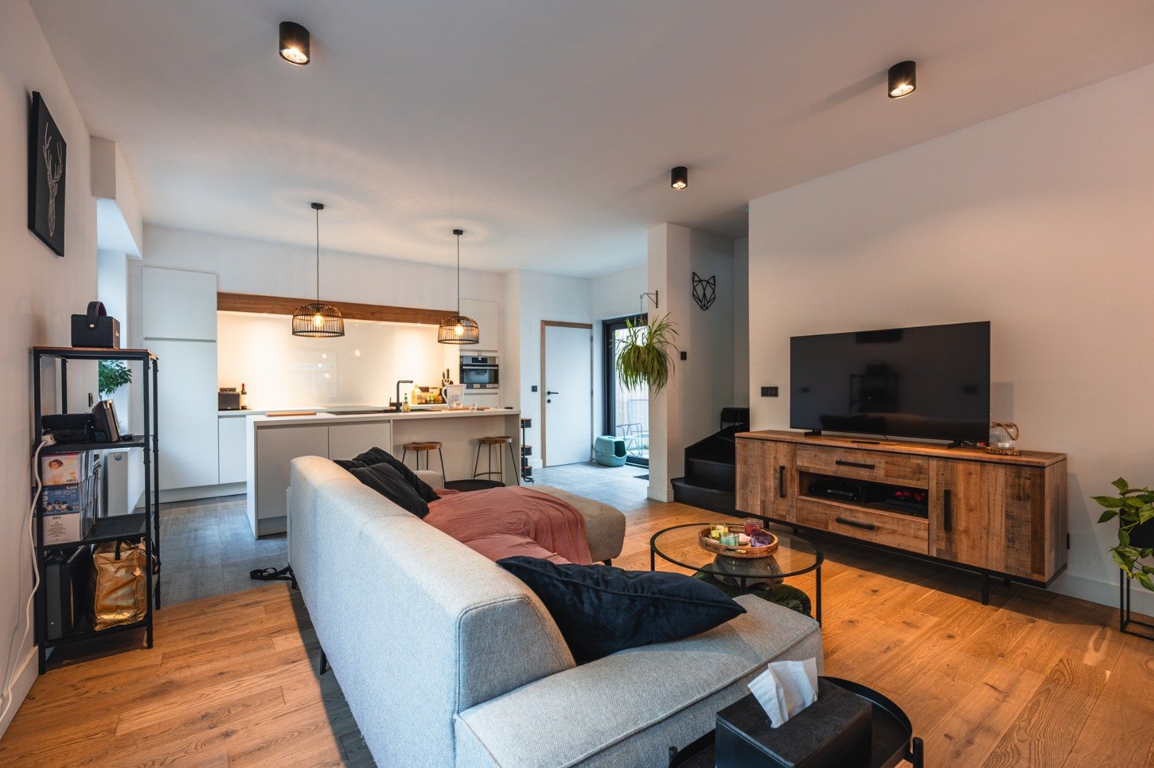 Gerenoveerde hoekwoning te koop in Harelbeke met 3/4 slaapkamers, inpandige garage, zonnige tuin en dakterras.  foto {{pictureIndex}}