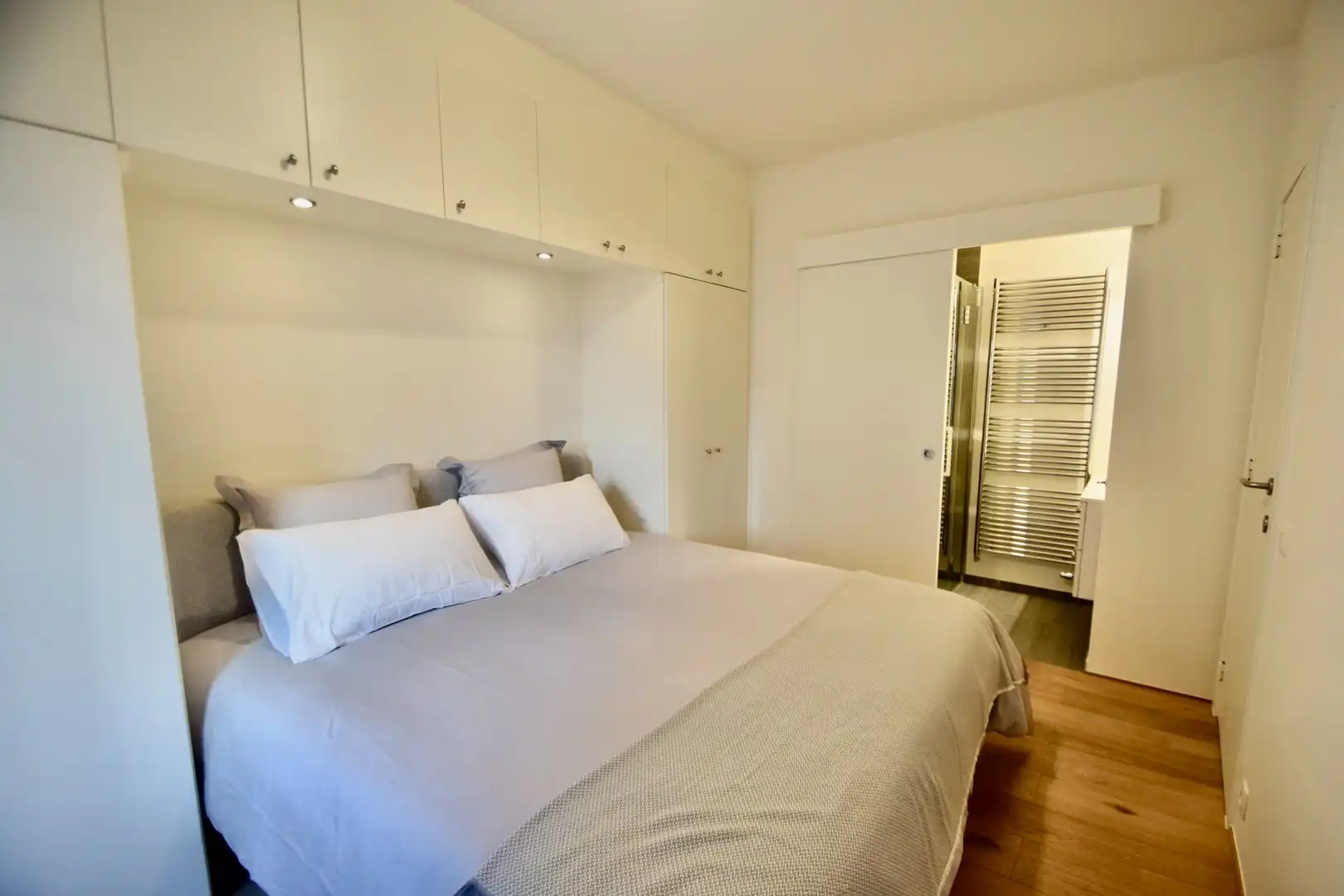 Hedendaags appartement genietend van zijdelings zeezicht, vlakbij de zee. foto 8