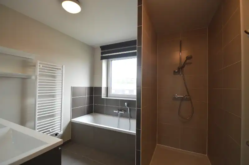 Recente lage-energiewoning met mooie tuin en garage foto 10