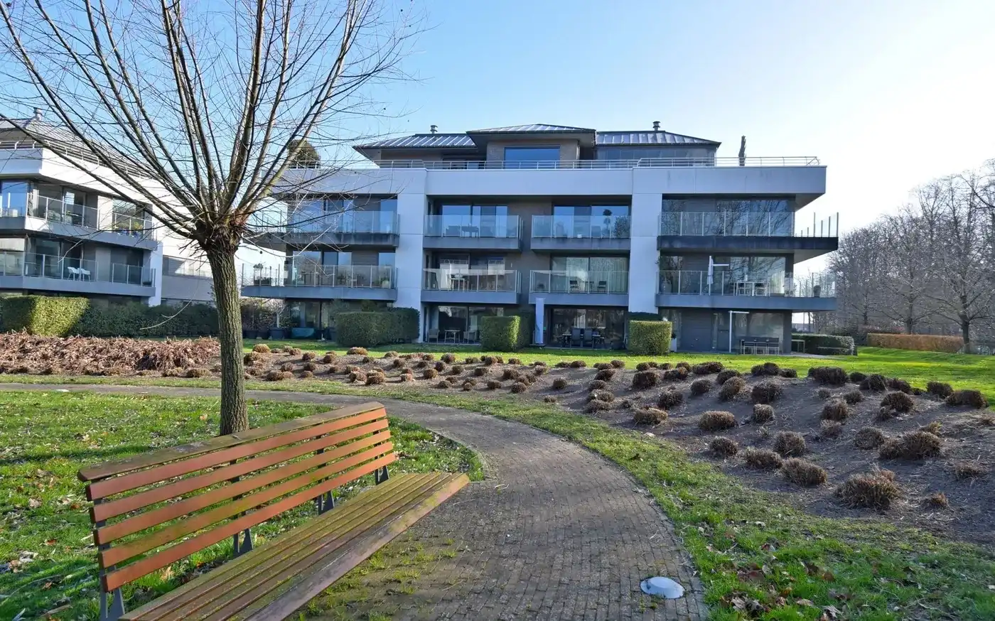 INSTAPKLAAR GELIJKVLOERS APPARTEMENT MET ZONNIGE TUIN EN GARAGE foto {{pictureIndex}}