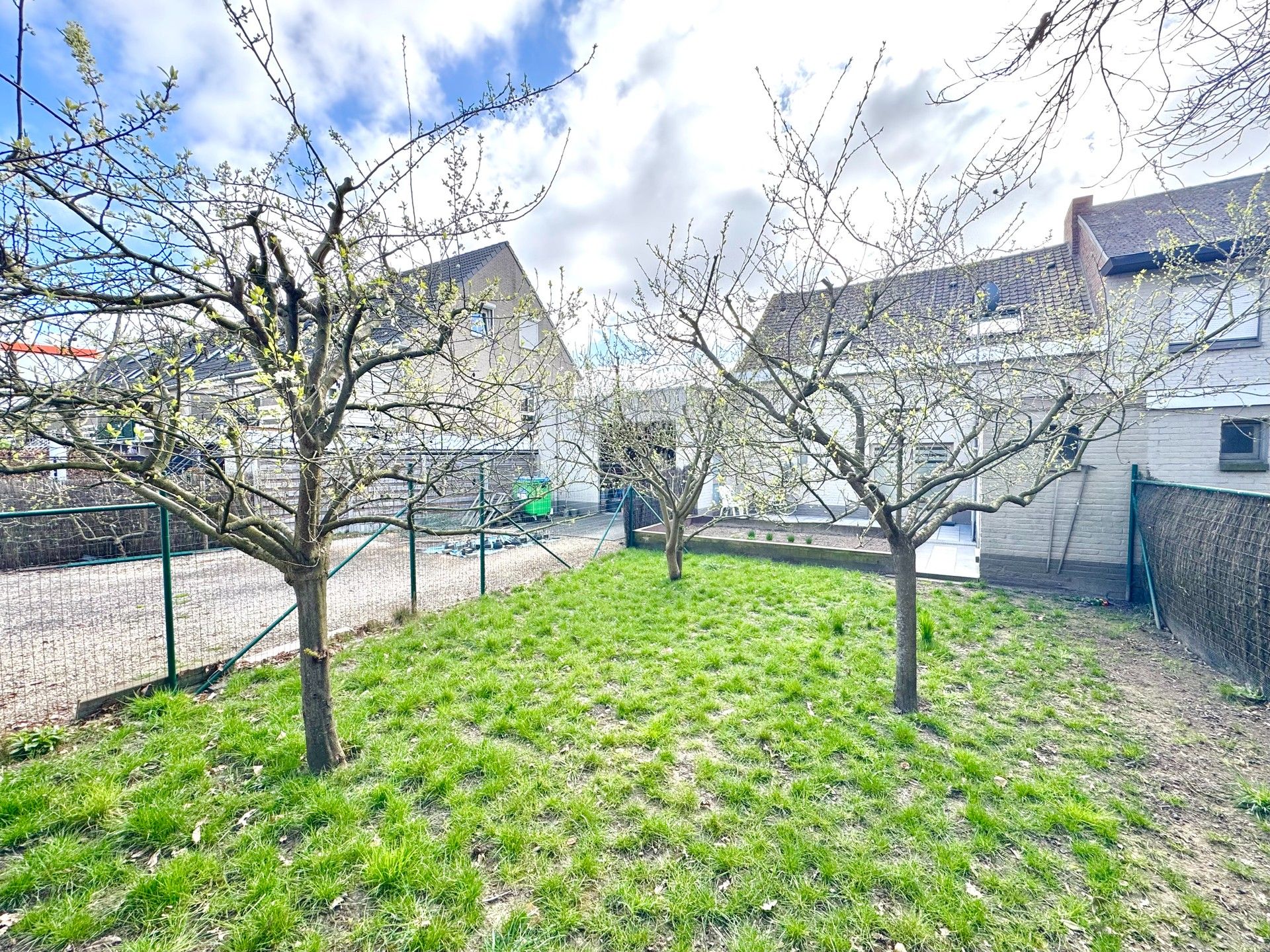 WONING MET MAGAZIJNTJE 52 m² + DUBBELE GARAGE 40 m² foto 2