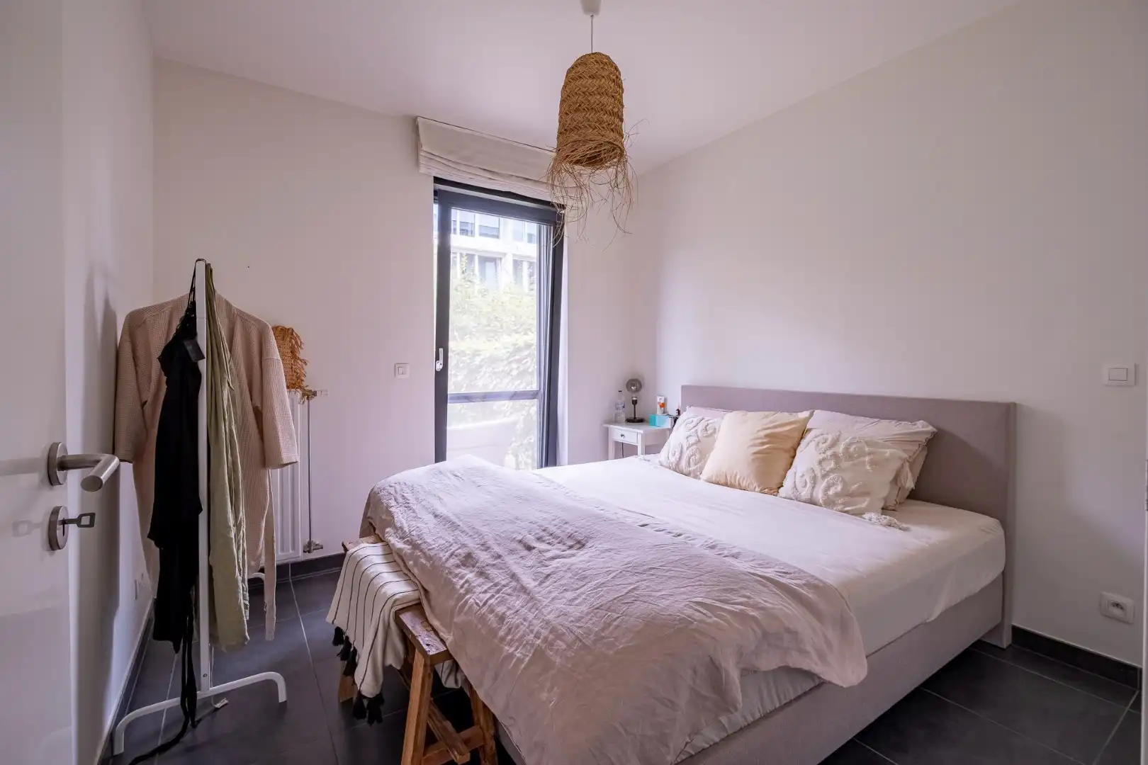 Lichtrijk gelijkvloers appartement met 2 slaapkamers en een gezellig tuintje foto 8