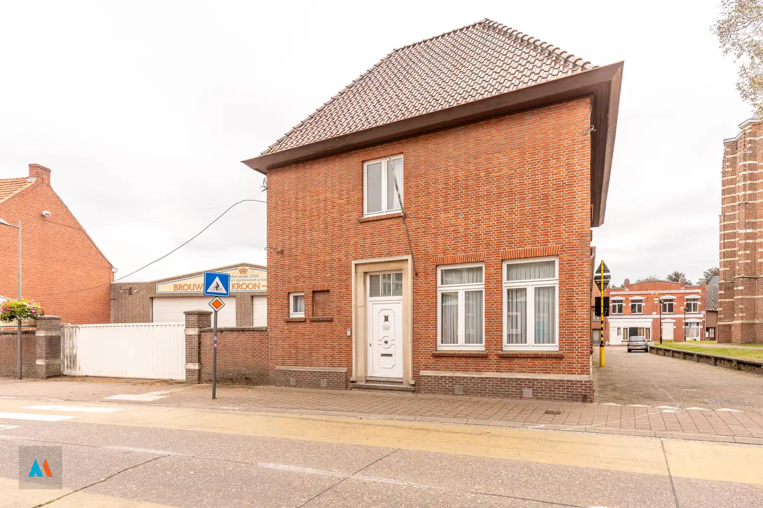 Gezinswoning met ruime loods foto {{pictureIndex}}