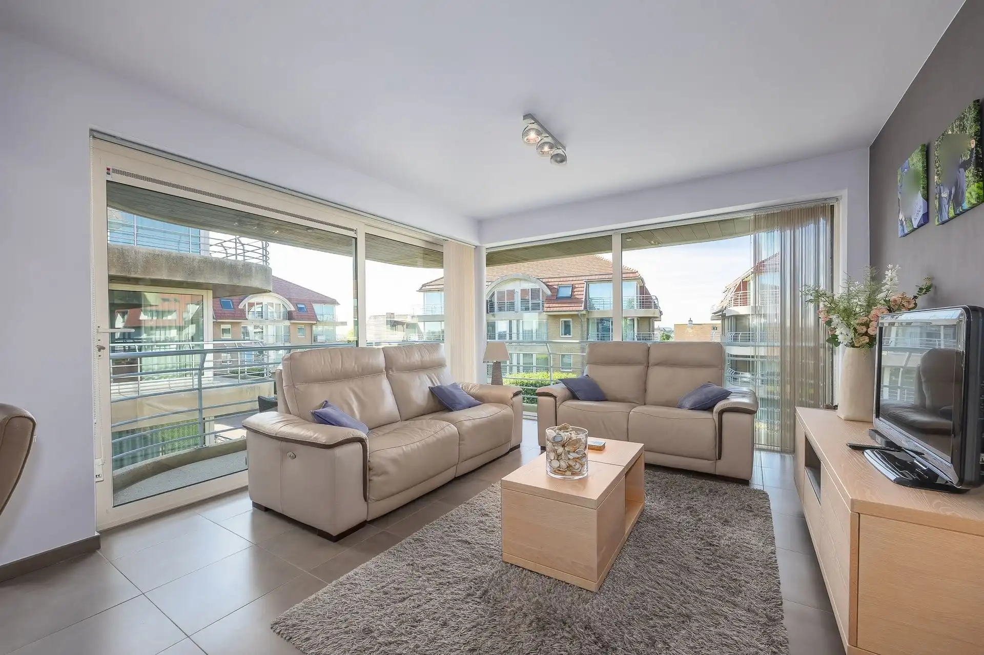 Zonnig 2 slpk hoekappartement met zuidgericht terras, garagebox, kelder en staanplaats foto 3