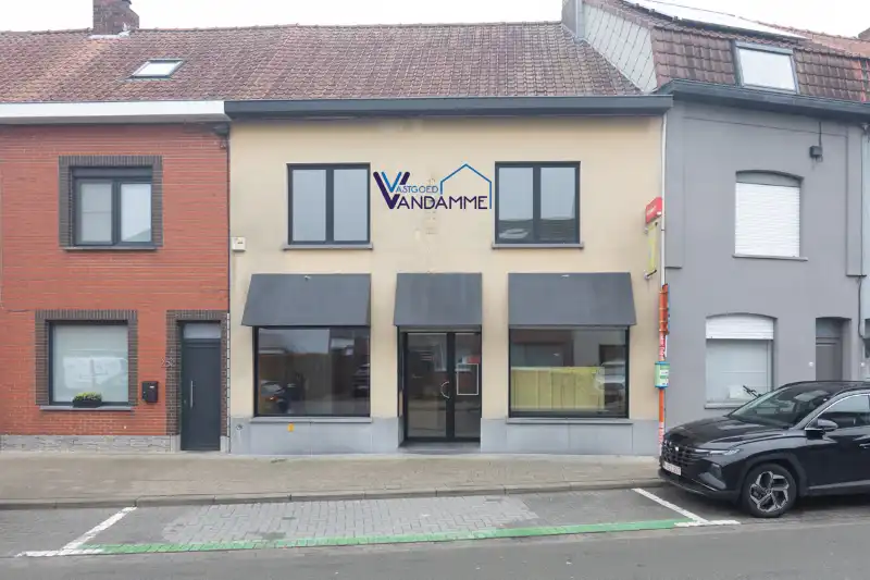 Handelshuis : winkel +/-  50m² , 3 slaapkamers, ruime  leefruimtes,groot terras... foto {{pictureIndex}}