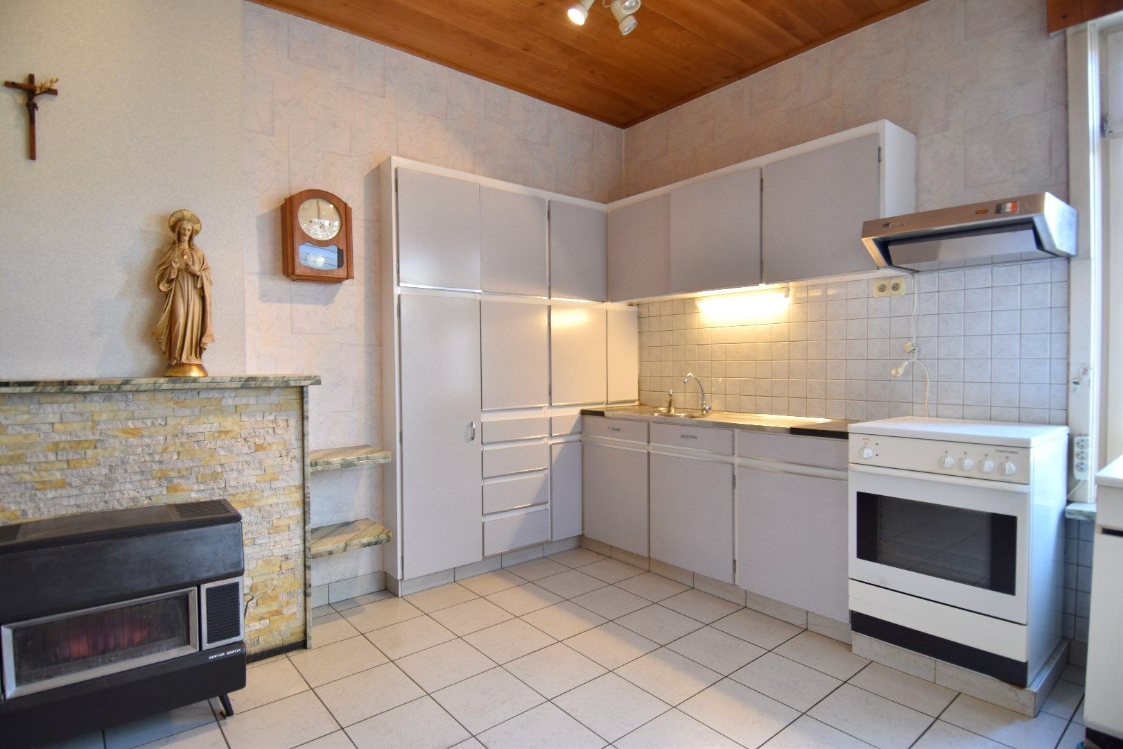 Karaktervolle burgerwoning met 3 slaapkamers, 2 garages en een mooi stukje tuin te koop in Rollegem foto 13