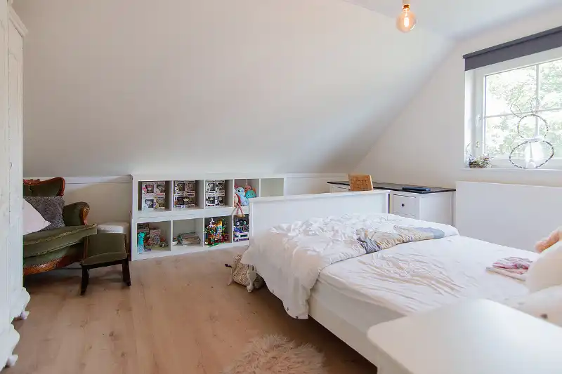 Rustig gelegen, ruime woning op een perceel van 6 aren 65 centiaren. Riante indeling met 4 slaapkamers en een open leefruimte die uitgeeft op de tuin. foto 18