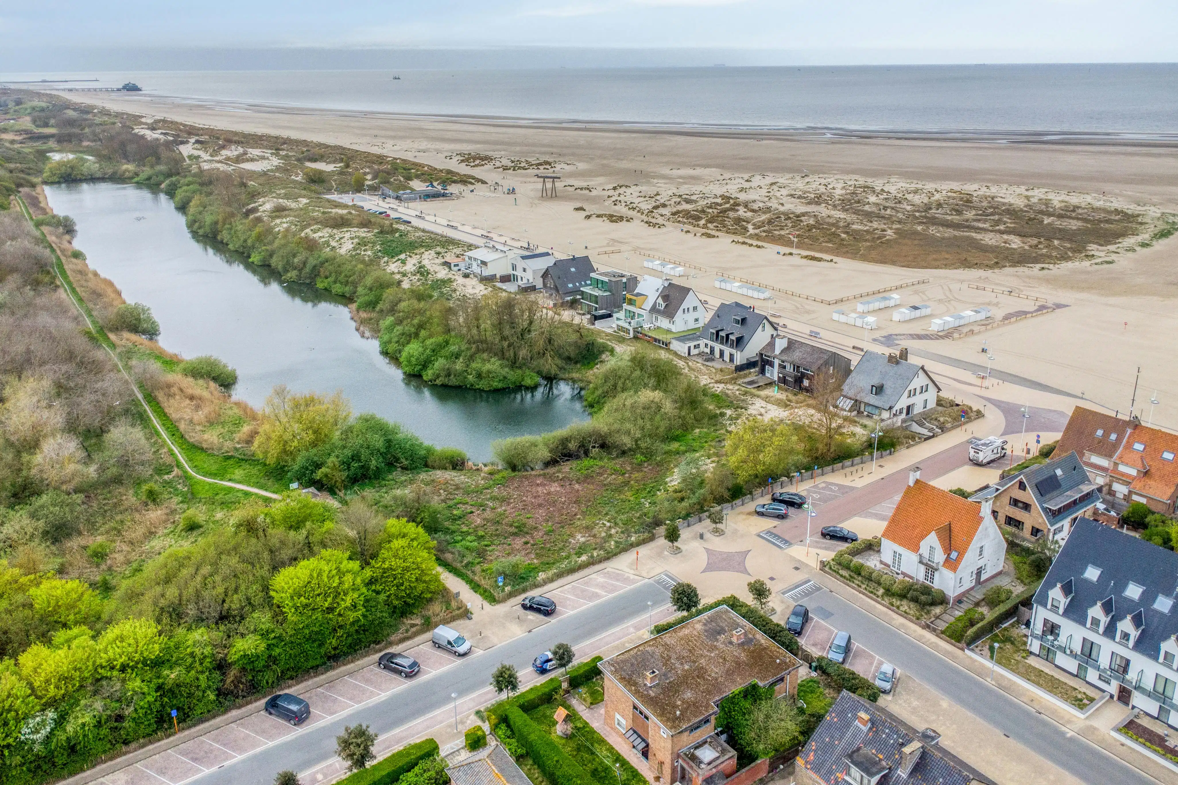 Ruim huis met 4 slaapkamers te koop in Zeebrugge strandwijk foto {{pictureIndex}}